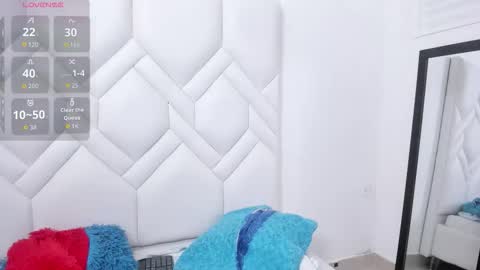 analia18  online show from November 12, 2025, 2:06 pm