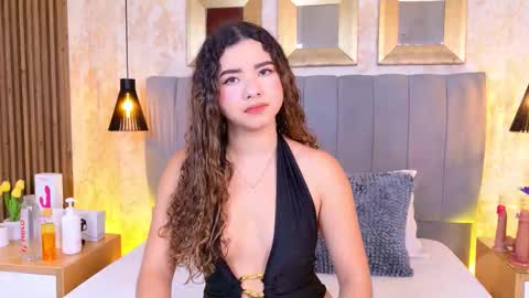 Mia online show from December 16, 2025, 12:21 pm