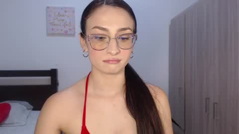 andracyruss_ online show from August 6, 2026, 9:39 pm