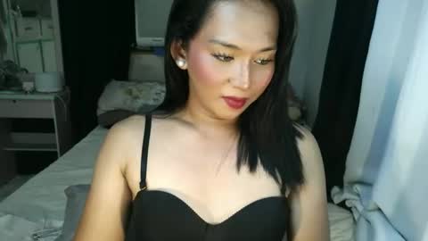 yanie online show from November 17, 2025, 12:27 am