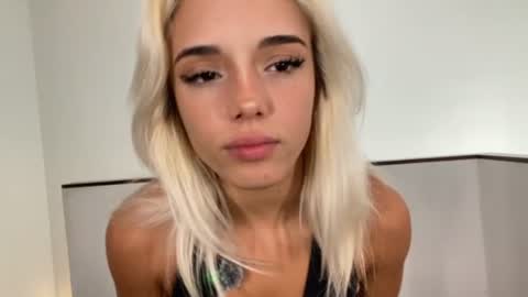 Snapshot of andreaaa33 chatting on July 12, 2026, 11:51 pm Andy help me reach 100 likes 3 online show from July 12, 2026, 11:51 pm