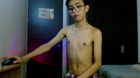 Snapshot of andreew_santana chatting on September 11, 2025, 12:22 am Andrew online show from September 11, 2025, 12:22 am