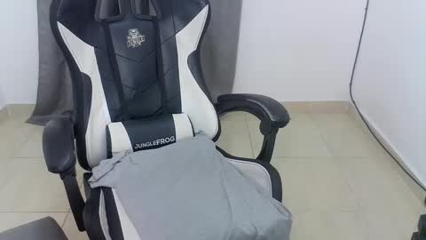 andres180950734 online show from October 3, 2025, 11:24 pm