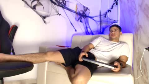 andres_stud online show from October 29, 2025, 5:20 am