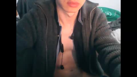 andresse_lat online show from April 8, 2026, 1:27 am