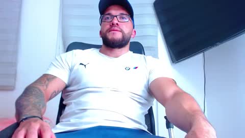 andrew_holden__ online show from February 13, 2025, 11:37 pm