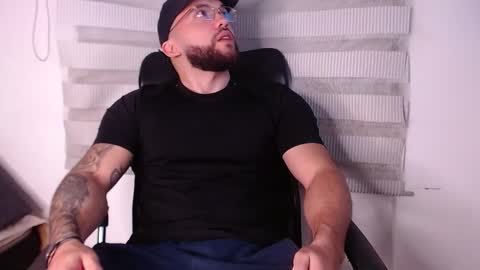 andrew_holden__ online show from November 14, 2025, 12:20 am