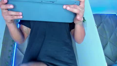 ANDREW KENNOXX online show from February 4, 2026, 7:20 pm