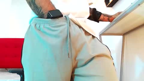   online show from November 19, 2025, 8:42 pm