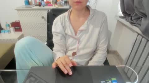 angel_lee__ online show from February 5, 2025, 10:19 am