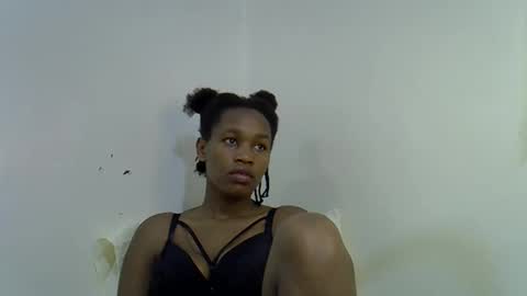 angel_mia5 online show from November 28, 2025, 1:52 am