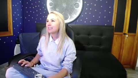 Snapshot of angel_white25 chatting on December 5, 2025, 3:15 am Angel online show from December 5, 2025, 3:15 am