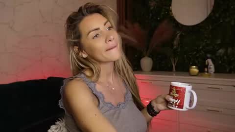 Anysia online show from December 16, 2025, 5:23 am