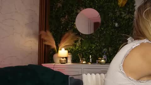 Anysia online show from February 10, 2026, 5:33 am