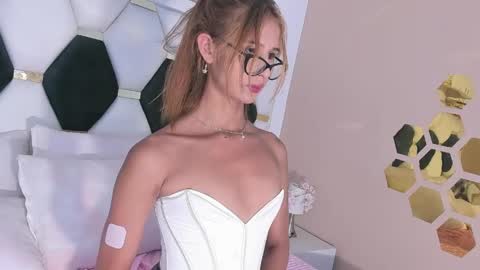 angela_garciaa online show from May 15, 2026, 8:05 pm