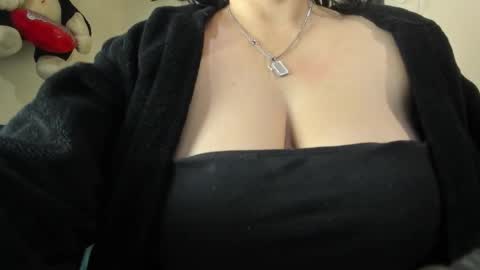 Snapshot of angela_suaza chatting on November 3, 2025, 1:40 am Angela online show from November 3, 2025, 1:40 am