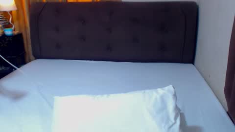 MS. AMALIA online show from November 12, 2025, 6:14 am