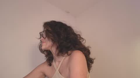 Snapshot of angelinarosss_ chatting on April 28, 2026, 11:32 pm online show from April 28, 2026, 11:32 pm