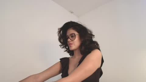 Snapshot of angelinarosss_ chatting on May 19, 2026, 7:42 pm online show from May 19, 2026, 7:42 pm
