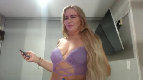 angelinna_12 online show from October 6, 2025, 4:10 am