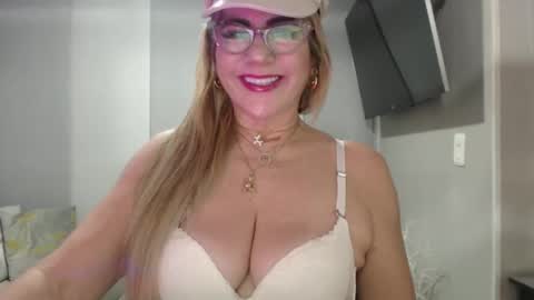 angelinna_12 online show from October 26, 2025, 3:23 am