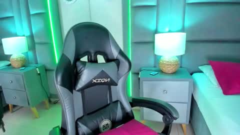 Angelique Muller  online show from December 3, 2025, 9:46 pm