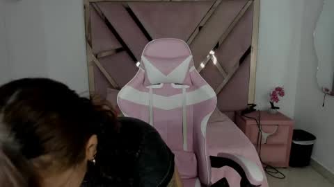 angell_petite01 online show from June 4, 2026, 9:32 pm