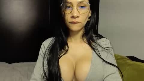  ANGELA ISABELLA  online show from November 7, 2025, 12:38 pm