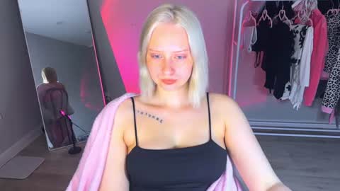 Snapshot of angellisss chatting on July 9, 2026, 3:49 pm Cutie online show from July 9, 2026, 3:49 pm