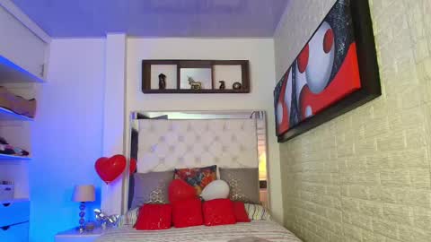 laura  online show from February 18, 2025, 4:48 am