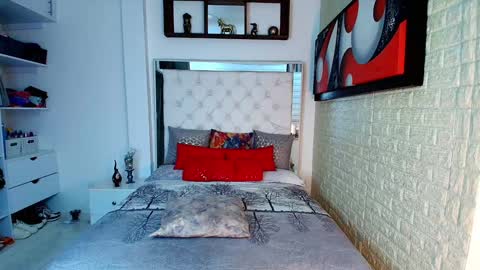 laura  online show from October 16, 2025, 2:01 am