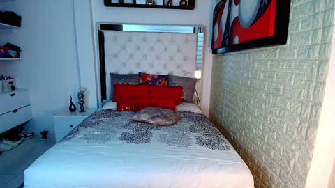 laura  online show from October 18, 2025, 4:08 pm