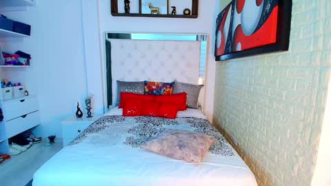 laura  online show from October 25, 2025, 12:18 am