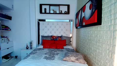 laura  online show from November 4, 2025, 8:52 pm