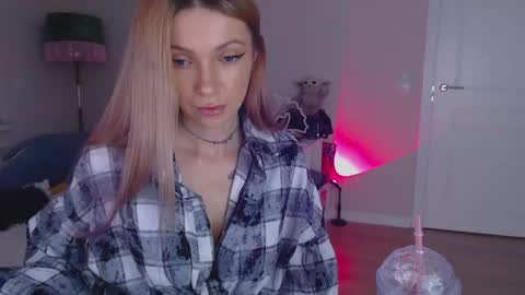 anita_moon_ online show from October 15, 2025, 4:07 pm