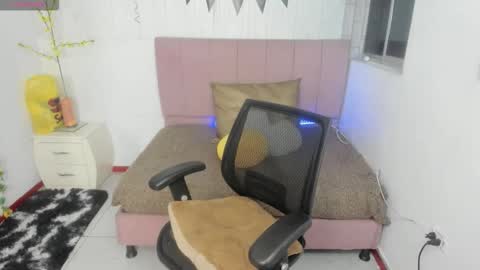 Snapshot of anna_moon18 chatting on October 15, 2025, 4:12 am ANNA online show from October 15, 2025, 4:12 am