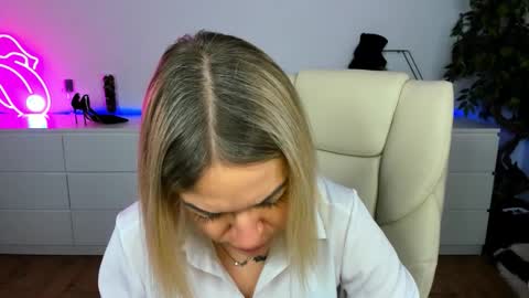 anna_snow9 online show from December 1, 2025, 6:46 pm