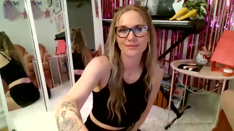 annadelrae444 online show from September 15, 2025, 2:33 am
