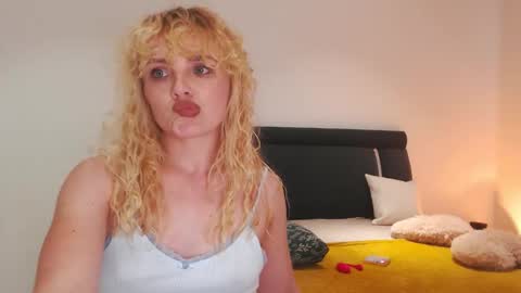 Snapshot of annaevv chatting on October 5, 2025, 10:35 am annaevv online show from October 5, 2025, 10:35 am