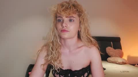 annaevv online show from April 21, 2026, 2:51 am