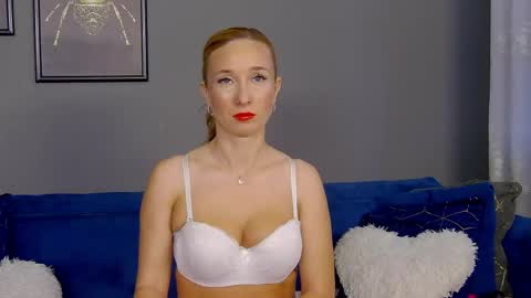 Snapshot of annehove chatting on June 5, 2026, 3:46 am Anne online show from June 5, 2026, 3:46 am