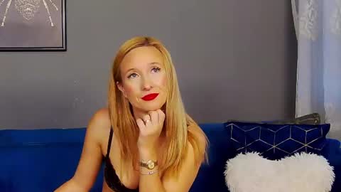 Snapshot of annehove chatting on July 10, 2026, 4:28 am Anne online show from July 10, 2026, 4:28 am