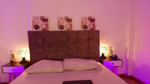 Annie Bonnie   online show from March 31, 2026, 11:54 am