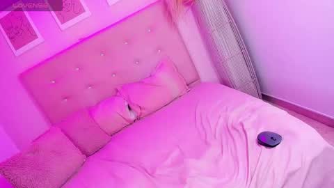 annie_dolce_ online show from February 15, 2026, 7:51 am