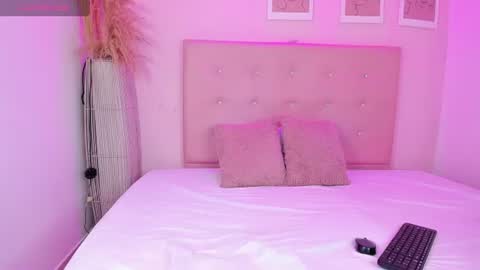 Snapshot of annie_dolce_ chatting on July 1, 2026, 1:24 pm annie_dolce_ online show from July 1, 2026, 1:24 pm