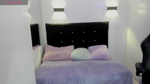 Annie Evans  online show from September 25, 2025, 2:32 pm