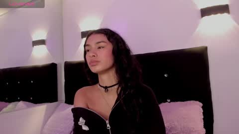 Annie Evans  online show from September 26, 2025, 4:44 pm