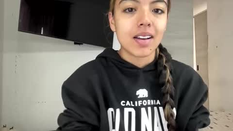 anotella_aa online show from April 15, 2026, 7:32 pm