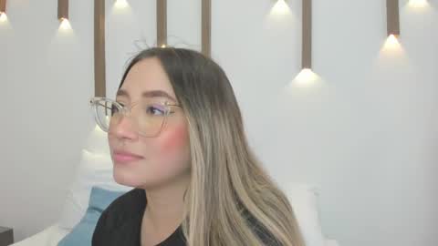 A N T O N E L L A  online show from February 4, 2025, 6:06 pm