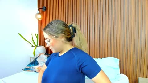 A N T O N E L L A  online show from March 11, 2025, 12:11 am